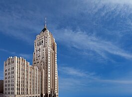 The Fisher Building, built in 1924, has 30 floors and two public restrooms