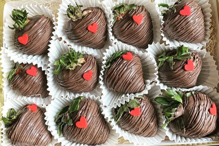 A box of Lekker Chócó Treats chocolate-covered strawberries.