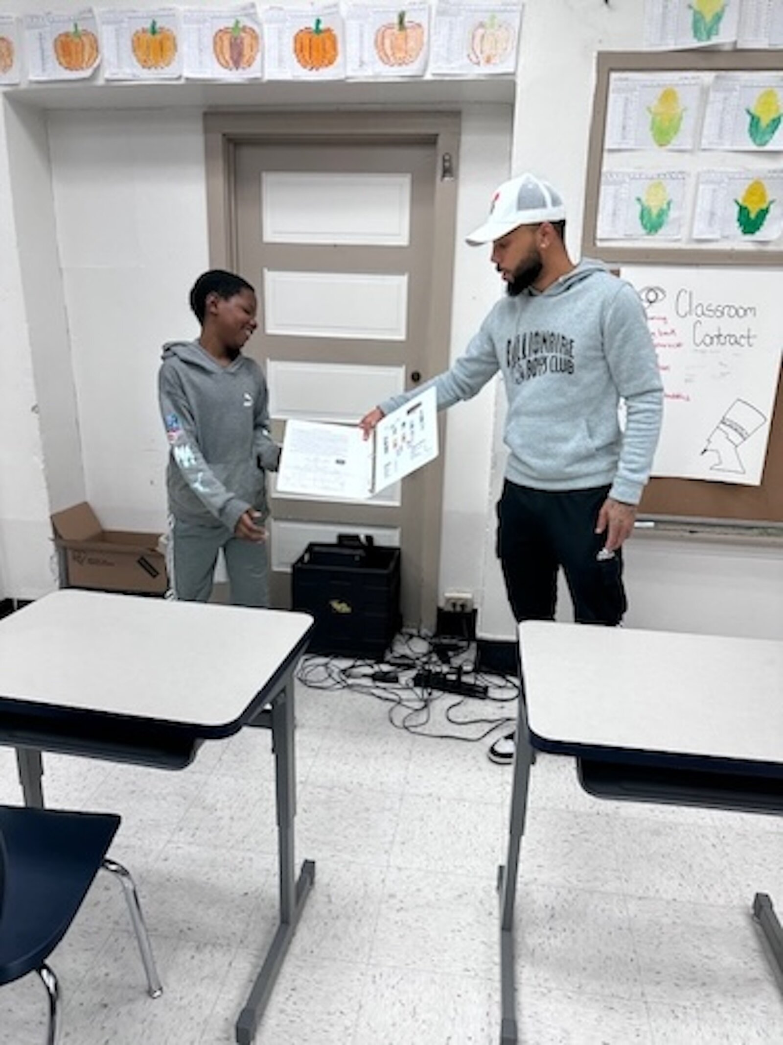 Kaypree Taylor, una empleada de R.I.S.E., trabaja con un joven en sus habilidades de lectura y asiste a otros jóvenes durante el tiempo de clase.