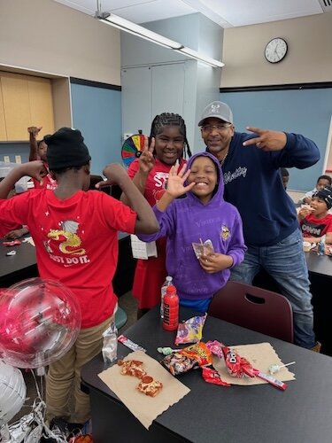 Damon Brown, fundador de R.I.S.E., disfruta de una pausa para la comida con los jóvenes participantes.