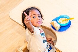 Children enjoy a fresh and nutritious meal with local produce, inspired by culinary professionals.