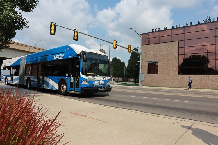 The Laker Line introduced several enhancements, including larger buses, advanced traffic signal technology, onboard Internet access, and more frequent service during weekends and non-semester periods. 